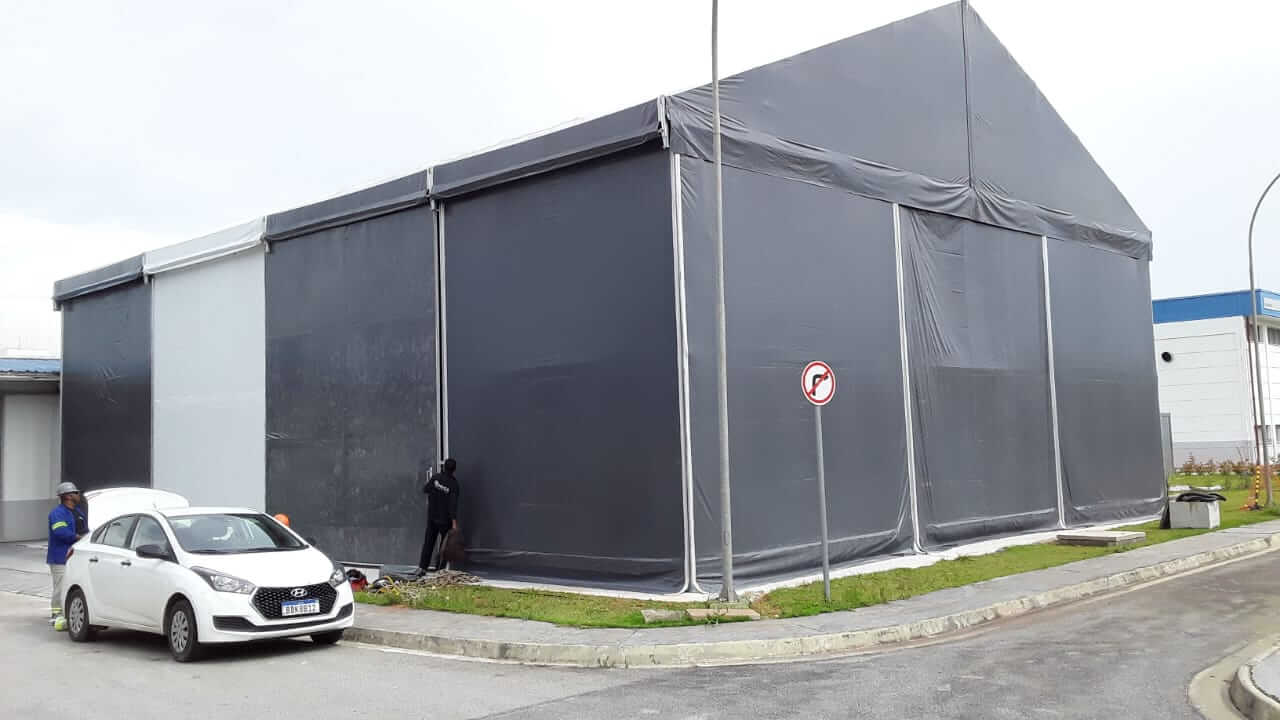Galpão lonado Mega Galpões instalado em área urbana